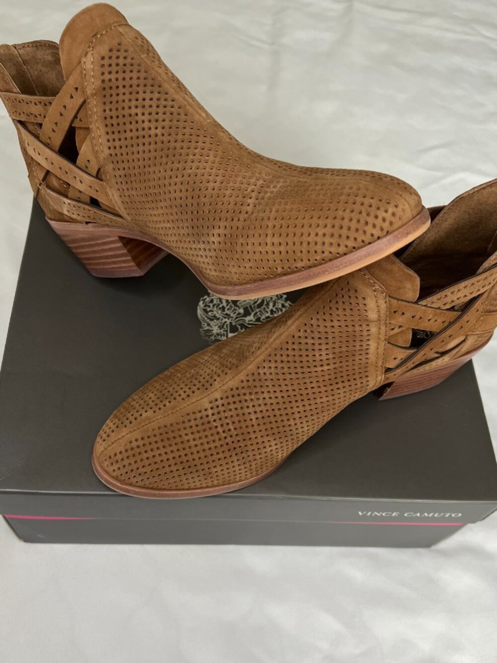 Vince Camuto Pranika Womens Brown Perforated Suede Ankle Booties Sz 8.5 - Picture 2 of 16